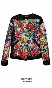 Krótka kurtka w w kwiatowy wzór są ciekawymi propozycjami dla Pań poszukującymi nieszablonowych rzeczy.
Zapraszamy do butiku lub na fb