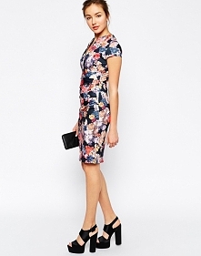 Piękna sukienka w motyw kwiatów.