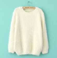 Cieplutki włochaty sweterek, w sam raz na jesienne chłody.Po kliknięciu w zdjęcie więcej kolorów i rozmiarów.