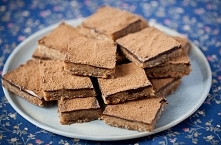 KWADRATY Z MASŁEM ORZECHOWYM I DAKTYLAMI