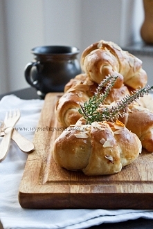 Rogaliki drożdżowe z masą m...