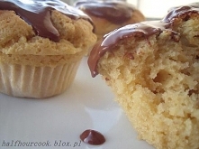 Ciasto:

320 g mąki pszennej
1 puszka mleka skondensowanego słodzonego
2 jaja
90 g niesolonego masła
1 łyżeczka proszku do pieczenia
1 łyżeczka ekstraktu z wanilii
3 łyżki cukru...