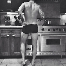 Mężczyzna w kuchni, kobieta...