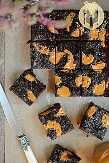 Bezglutenowe brownie z kaszą jaglaną i masłem orzechowym

Składniki:

    1/2 szklanki kaszy jaglanej (suchej)
    1 szklanka wrzącej wody
    szczypta soli
    3 jajka
    50 m...