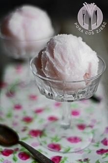 Sorbet z wina

Składniki:

    500 ml dowolnego wina (ja użyłam różowego musującego, z powodzeniem można wykorzystać całą butelkę)
    200 g cukru
    200 ml wody


Wykonanie:

...