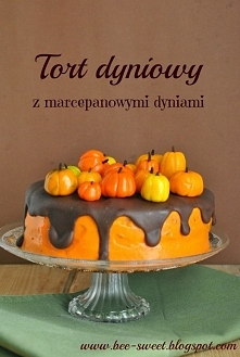 Tort dyniowy z marcepanowymi dyniami.