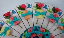 Tort na 2 urodziny z 15 części... na każdym kawałku jest róża z gumą rozpuszczalną... po odwiązaniu kokardki można wyjąć gumę a kokardkę zawiązać na róży...