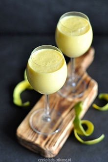 Mango lassi
Składniki na 2 porcje*:

1 duże, dojrzałe mango lub 2 małe
1 szklanka jogurtu naturalnego
1/2 szklanki wody
1 łyżka miodu 
szczypta kardamonu (opcjonalnie)

* mango,...