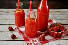 Lemoniada truskawkowa
Składniki:

500 g truskawek
6 łyżek cukru* + 3/4 szklanki wody
sok z jednej dużej cytryny
1 litr wody (można użyć gazowanej)

Do podania:
plasterki cytryny...