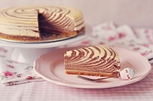 Sernik "Zebra" (waniliowo-kakaowy)
Składniki na spód (tortownica 20-22 cm):

120 g herbatników
50 g roztopionego masła

Składniki na masę serową:

1 kg twarogu serniko...