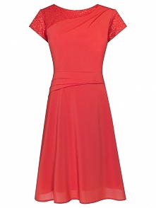 Zwiewna sukienka z szyfonu, śliczna kreacja na wesele, czerwona