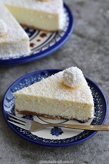 Przepyszny kokosowy sernik z Raffaello Składniki na spód (na tortownicę o średnicy 24 cm): 120 g biszkoptów (lub innych ciasteczek) 2 łyżki cukru pudru 50 g miękkiego masła Skła...