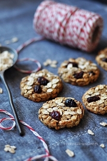 Dietetyczne ciasteczka owsiane z bananem i żurawiną (bez mąki i masła) Składniki (na ok. 12 ciasteczek): 1 szklanka płatków owsianych 2 małe banany 1 łyżka miodu 1/3 szklanki su...