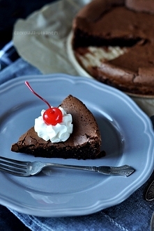 Bezglutenowe ciasto czekoladowe (bez mąki)
Składniki (tortownica 20 cm):

150 g masła
200 g deserowej czekolady 
150 g brązowego cukru
5 jajek
szczypta soli
Masło i połamaną w k...