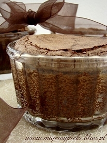 Chocohotopots (Czekokubki)

Składniki na 4 sztuki (150 ml ramekiny) lub 6 sztuk (120 ml ramekiny):

    125 g masła + na wysmarowanie ramekinów
    125 g gorzkiej czekolady
    ...