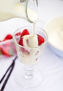 Krem angielski

Składniki:

    250 ml mleka 3,2% (pełnego)
    250 ml śmietany kremówki 30% lub 36%
    6 żółtek
    1/3 szklanki cukru z wanilią (np. domowego cukru wanilioweg...