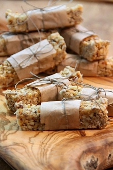 Batoniki musli - bez mąki, tłuszczu, jaj i cukru SKŁADNIKI: 300 g posiekanej mieszanki orzechowej (u mnie orzechy włoskie, laskowe, migdały) 100 g płatków owsianych 50 g pestek ...