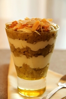 Dietetyczny deser z rabarbarem
SKŁADNIKI:
3 łodygi rabarbaru (ok. 400g)
100 g jogurtu naturalnego 2%
100 g serka twarogowego 0%
1 duża łyżka płatków migdałowych
stewia lub cukie...