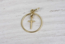 Delikatny krzyżyk ze złota.