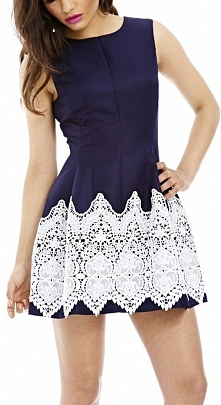 GRANATOWA SUKIENKA ROZKLOSZOWANA BIAŁA KORONKA