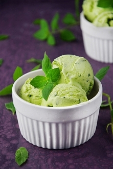 lody miętowe bez maszynki
składniki:
600 ml kremówki 36%
3 garści listków mięty
80 g cukru
5 żółtek

Żółtka utrzeć z cukrem na jasną, puszystą masę. Miętę drobno posiekać i doda...