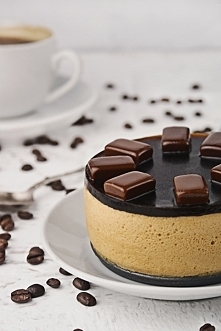 deser kawowy
spód:
1 łyżka masła
kilka herbatników* 
1 łyżeczka kawy rozpuszczalnej

Herbatniki zmiksować w blenderze, dodać kawę, roztopione masło i dokładnie wymieszać. Masą z...