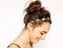 A może na upały sprawdzi się luźny kok ozdobiony opaską z kwiatami?