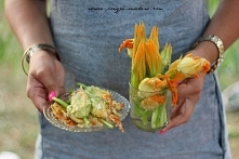 Smażone w cieście kwiaty cukinii, faszerowane mozzarellą. Prawdziwy rarytas!

Przepis po kliknięciu w zdjęcie.