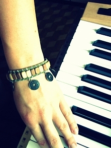 zaplatana nitką bransoletka...