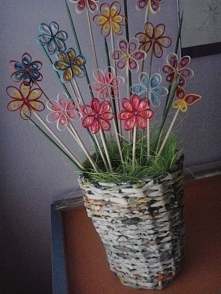 Doniczka z papierowej wikliny z kwiatami ze zwijanych pasków z papieru. Własna robota.