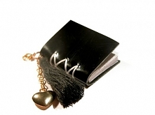 Czym jest "Sekretnik" ?

Sekretnik to maleńki notatnik, o wymiarach 3x4 cm (mniejszy od paczki zapałek), w którym możesz zapisać swoje sekrety. Możesz go mieć zawsze z...