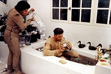 GOŚCIE, GOŚCIE (1993) 
Rycerz Godefroy de Papincourt i jego giermek w wyniku splotu niespodziewanych wydarzeń zostają przeniesieni z 1122 roku do XX wieku. Czeka tutaj na nich w...