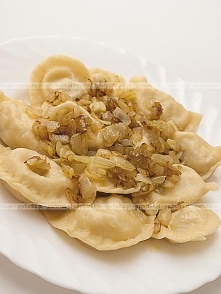 Pierogi z zeszkloną cebulką