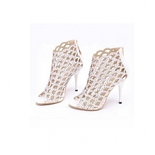 Ażurowe, białe botki z nitami, dostępne na celebbutik.pl