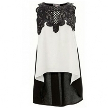 Asymetryczna biało-czarna bluzka z koronkowym dekoltem, dostępna na celebbutik.pl