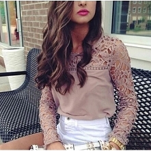 Klasyczna brzoskwiniowa bluzka z szyfonu i koronki, dostępna na celebbutik.pl