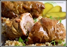 ZAWIJAŃCE Z KARKÓWKI


    6 średniej grubości plastrów karkówki
    2 ogórki kiszone
    2 cebule (1 do sosu, 1 do roladek)
    kilka paseczków boczku wędzonego
    pieprz
    ...