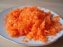 2 marchewki
łyżeczka soku z cytryny
1 łyżeczka cukru
2 łyżki jogurtu naturalnego

Marchewkę obrać i zetrzeć na tarce o małych oczkach. Skropić sokiem z cytryny. Dodać cukier i j...