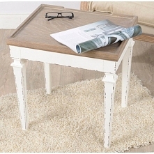 Stolik kawowy o kwadratowym brązowym blacie i białych lekko postarzanych w stylu prowansalskim nogach.