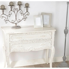 Komoda w stylu francuskimi posiadająca dwie szerokie szuflady,i finezyjnie ustawione nogi. Wyjątkowo elegancka i piękna.