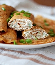 Pikantne pomidorowe naleśniki z twarogiem i papryką