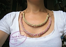 Podwójny naszyjnik w nieco neonowych barwach, wypleciony techniką kumihimo. 
Do jakiego stroju założyłybyście taki kolorowy naszyjnik? :) 

PS na blogu, oprócz naszyjnika, znajd...