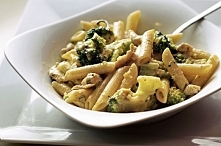 Penne z kurczakiem i brokułem w sosie śmietanowo-serowym