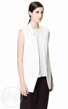 Witam , 
Stylowa marynarka znanej firmy Zara. Rozmiar z metki M , moim zdaniem pasuje rowniez na S jak i na L. 
Fason bardzo modny i kobiecy, lekko taliowana z podniesionymi ram...