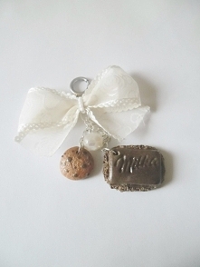 Breloczek który dziś zrobiłam. Zrobiłam go aby ożywić trochę mój portfel Breloczek składa się z dwóch zawieszek które zrobiłam z modeliny. Jedna to kostka czekolady milka, a dru...