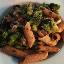 Prosty makaron z brokułami Całość: 417 kcal Makaron dwujajeczny Pokaż zamienniki — 50 g Oliwa z oliwek 1 1/2 łyżki 15 ml Sól biała 1 szczypta 2 g Pieprz czarny 1 szczypta 2 g Br...