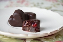 Czekoladki z nadzieniem „pijana wiśnia”

Składniki:
-czekolada (czarna lub mleczna)
-dżem
-alkohol

Czekoladę rozpuścić w kąpieli wodnej, ostatnio dowiedziałam się bardzo ciekaw...