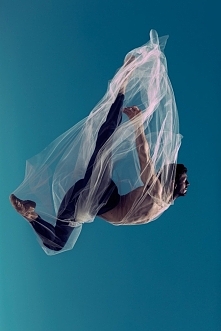 balet
myślę, że tancerze baletowi stają na palcach tylko dlatego, żeby równocześnie dotykać nieba i ziemi