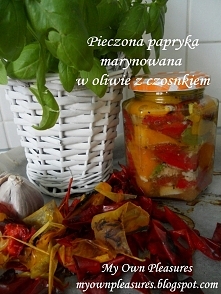 Pieczona papryka marynowana w oliwie z czosnkiem.
przepis
myownpleasures.blogspot.com