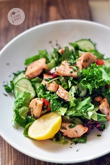 Sałatka ze smażonym łososie...